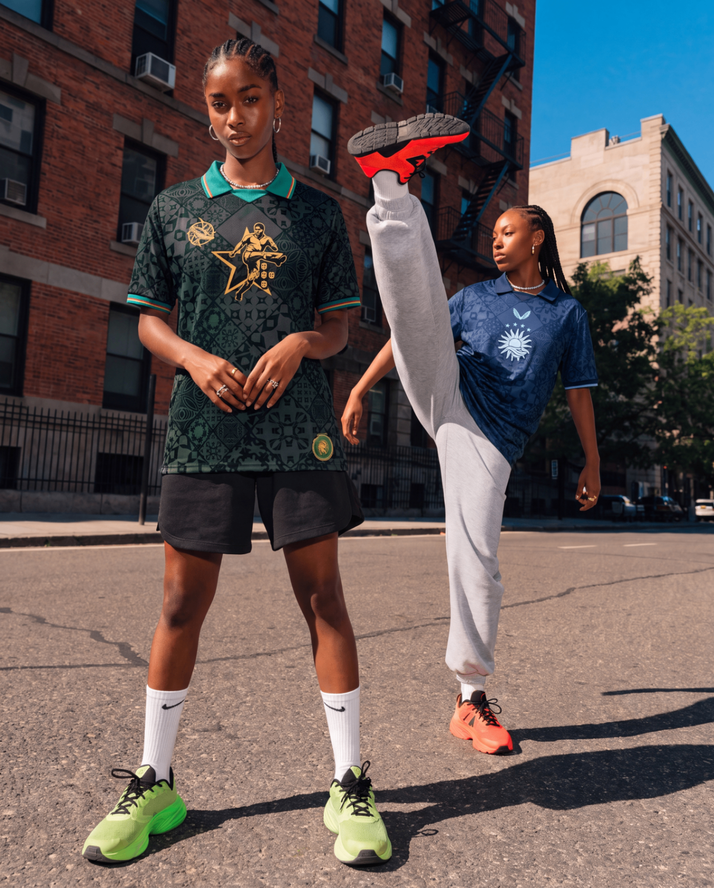 Editorial urbano con camisetas retro